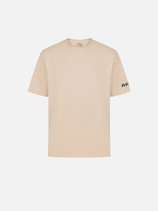 SEVDRUS Scops x Sevdrus Embroidered T-Shirt - Beige – ön görünüm, kısa kollu, kol üzerinde minik rozetler