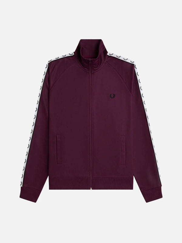 FRED PERRY Contrast Tape Track Jacket - Plum – ön görünüm, fermuarlı, beyaz şerit üzerinde laurel logosu