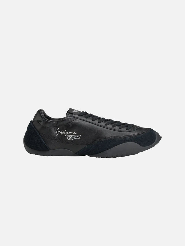 Y-3 Tokyo Warped – Triple Black, yandan görünüm, logolu deri üst yüzey