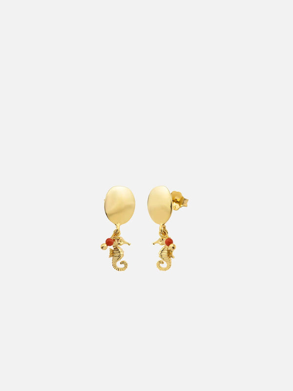 JIN Lena Earrings – altın, ön görünüm, yuvarlak üst parça ve kırmızı boncuklu denizatı sarkaçlar