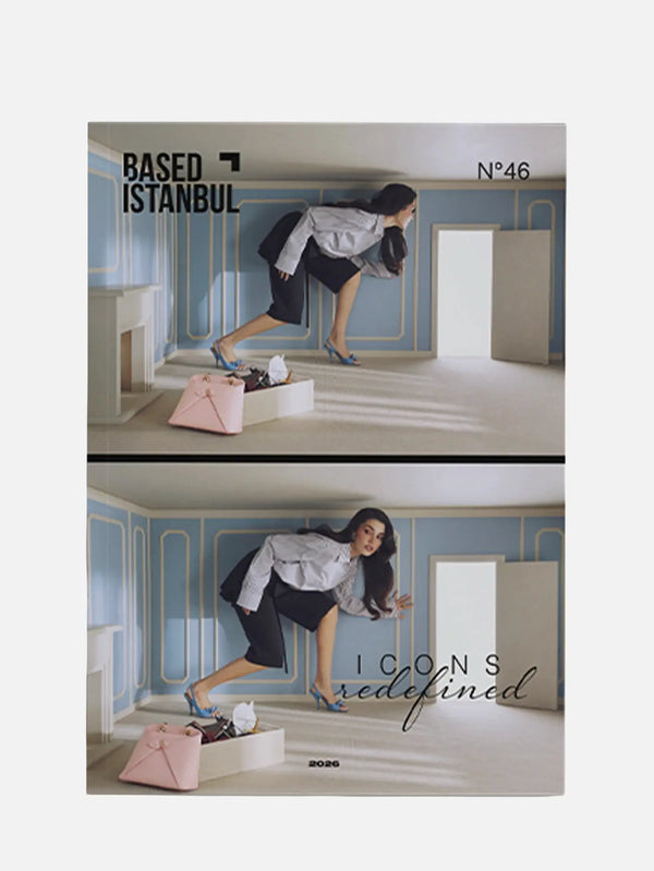 BASED ISTANBUL Issue No46 Hande Erçel - 3 – mavi, kapak görselinde yandan yürüyen model