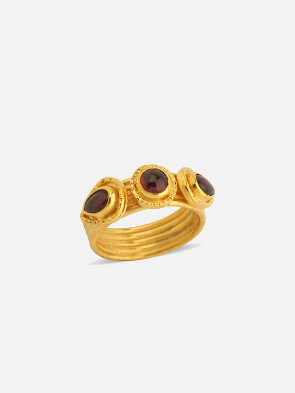 ORE DUNE Elara Ring – Garnet Stone, üç taşlı yüzük, üstten görünüm