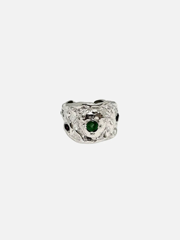 KAEL Liora Ring - Silver – Silver, ön görünüm, pürüzlü gümüş yüzük, merkezde yeşil taş