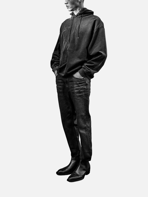 IN.K II Coated Denim Carrot Fit – Black, model üzerinde, yarı profil görünüm
