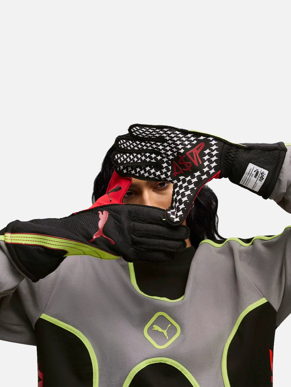 PUMA A$AP ROCKY x Puma Fire Gloves - Black – siyah, beyaz yıldız desenli, model üzerinde