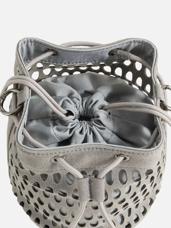 PUMA _J.L-A.L_ x Puma Lattice Bucket Bag - Slate Sky – önden görünüm, delikli süet dış yüzey, büzgülü üst