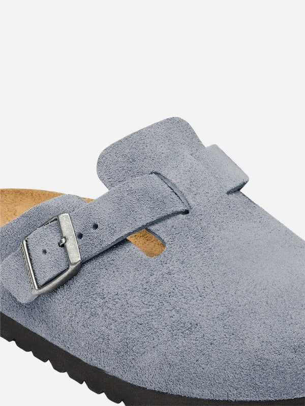 Birkenstock Boston VL Stone Blue – Stone Blue, süet üst yüzey, metal toka yakın çekim