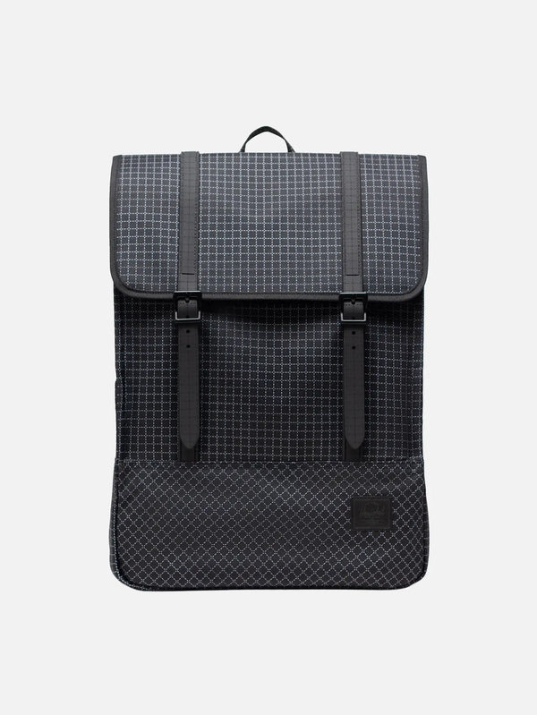 HERSCHEL Survey – Grid Black/Black, önden görünüm, iki kayışlı kapaklı tasarım