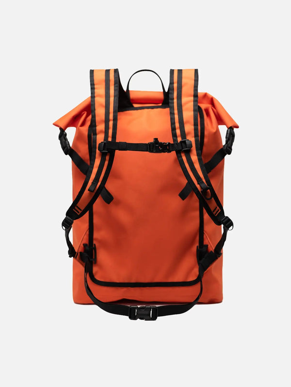HERSCHEL Dry Bag Backpack – Vermillion Orange, arka görünüm, siyah omuz kayışları