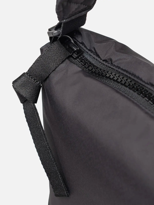 shopi go Cloudform - Black – siyah, yakın çekim, fermuar ve kayış detayı