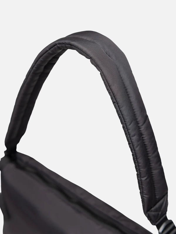 HERSCHEL Cloudform – Black, kayış dolgulu yakın çekim