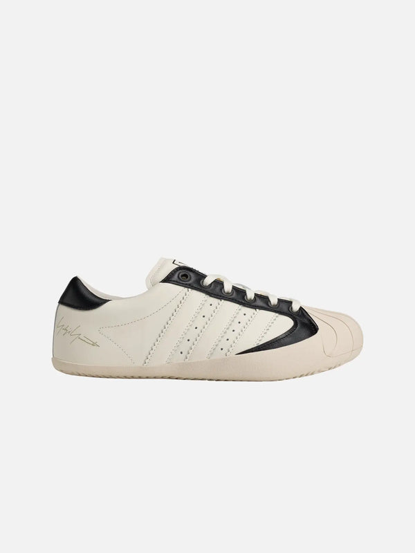 Y-3 Superstar 3G – Off White, yandan görünüm; beyaz deri üst, siyah detaylar