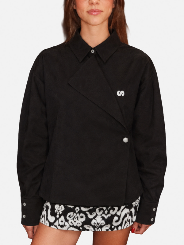 SEVDRUS Collar Detail Black Shirt – siyah, önden görünüm, logo detayı