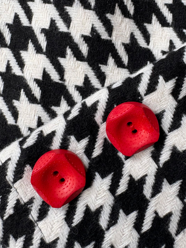 SEVDRUS Iconic Manor Crop Jacket – kırmızı, yakından görünüm; houndstooth kumaş ve kırmızı düğmeler