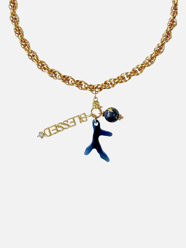 NES VINTAGE Vintage 1980s Designer House Chain Necklace with Blessed, Swarovski Crystal Coral & Lapis Lazuli Charm – altın, önden görünüm