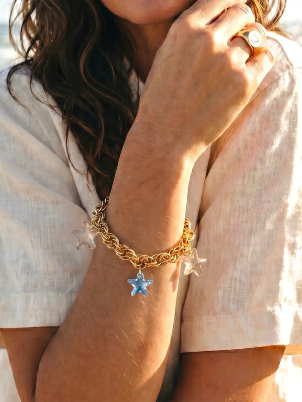 NES VINTAGE Vintage 1980s Designer House Chain Bracelet with Swarovski Crystal Star Charms – altın, bilekte