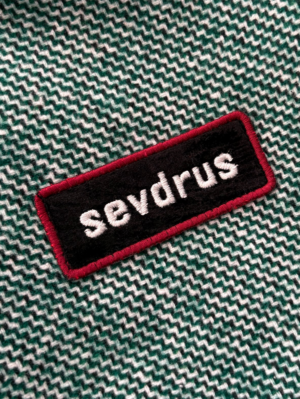 SEVDRUS Maison Jade High Collar Wool Sweatshirt – yeşil desenli kumaş, kırmızı kenarlı yama