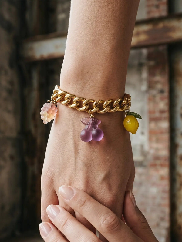NES VINTAGE Vintage Gold Chain Bracelet with Natural Quartz Fruit Charms — 1980s – altın, bilek üzerinde ön görünüm