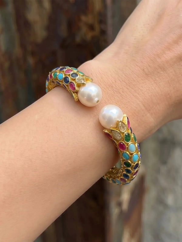 NES VINTAGE Vintage-Inspired Gold Multicolour Crystal & Pearl Cuff Bracelet – altın rengi, bilek üzerinde yakın çekim