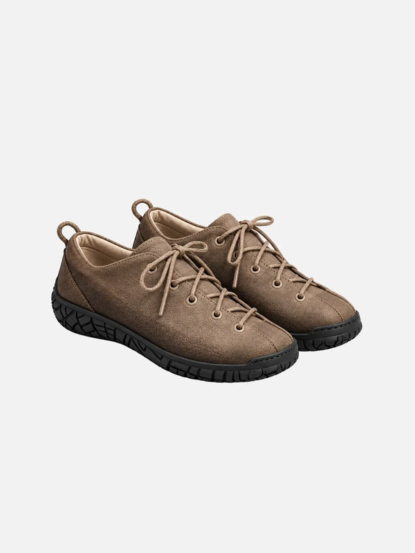 BLACK MUSTACHE Project 03 – Dirt, iki adet sneakers, önden görünüm