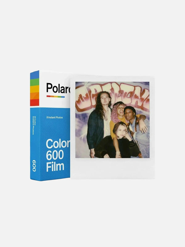 POLAROID Color Film for 600 – mavi, önden görünümde kutu ve üzerinde bir fotoğraf