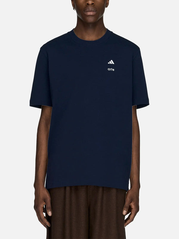 ADIDAS ORIGINALS Arte Antwerp x adidas T-Shirt – Collegiate Navy, ön görünüm
