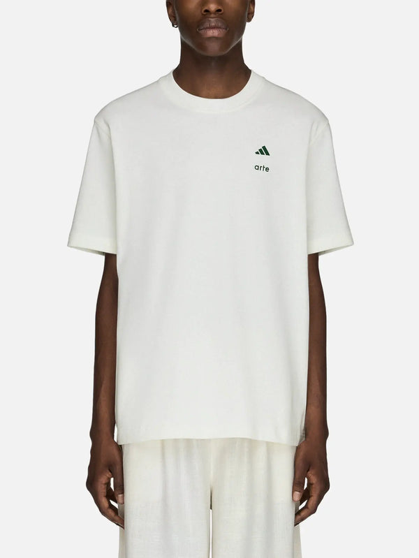 ADIDAS ORIGINALS Arte Antwerp x adidas T-Shirt – Off White, önden görünüm, küçük yeşil logo ve arte yazısı