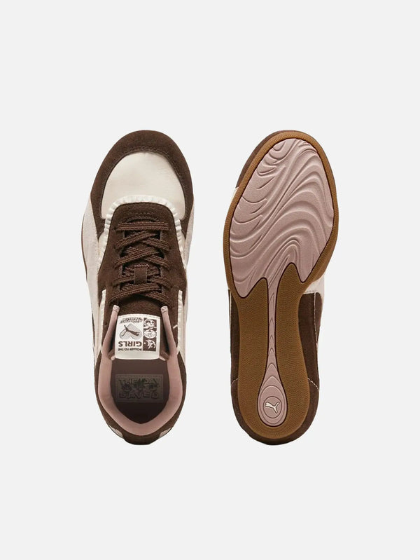 PUMA POWERPUFFGIRLS x Puma Bella Mina – Chocolate/Warm W, üstten görünüm ve taban detayı, iki ayakkabı