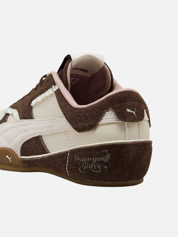 PUMA POWERPUFFGIRLS x Puma Bella Mina – Chocolate/Warm White, logo yakın çekimi