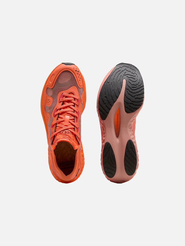 PUMA Salehe Bembury x Puma Velum 2 SB Nitro – Red Clay/N, iki ayakkabının üstten ve taban görünümü