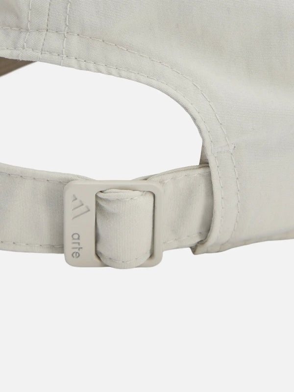 ADIDAS ORIGINALS Arte Antwerp x adidas Cap – Raw White/Off White, arka görünüm ve ayar tokası