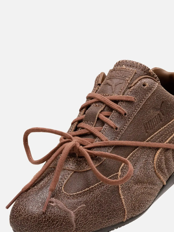 PUMA Speedcat VTG Espresso x ROSÉ Haute Coffee/Espresso Brown – önden yakın görünüm, kahverengi deri doku ve bağcıklar