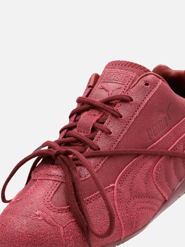PUMA Speedcat VTG Burgundy x ROSÉ – Burgundy/Aubergine, yakın ön görünüm; nubuk dokusu ve logo yan paneli