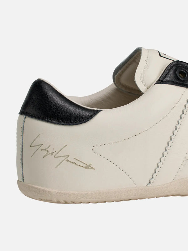 Y-3 Superstar 3G – Off White, yandan görünüm; beyaz deri, siyah topuk kaplaması ve dikişli yan hatları