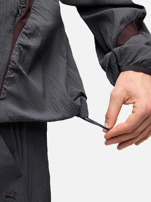 PUMA CLRT Track Jacket – Moody Gray, yakın çekim: kol manşeti ve kumaş dokusu, logo görünür
