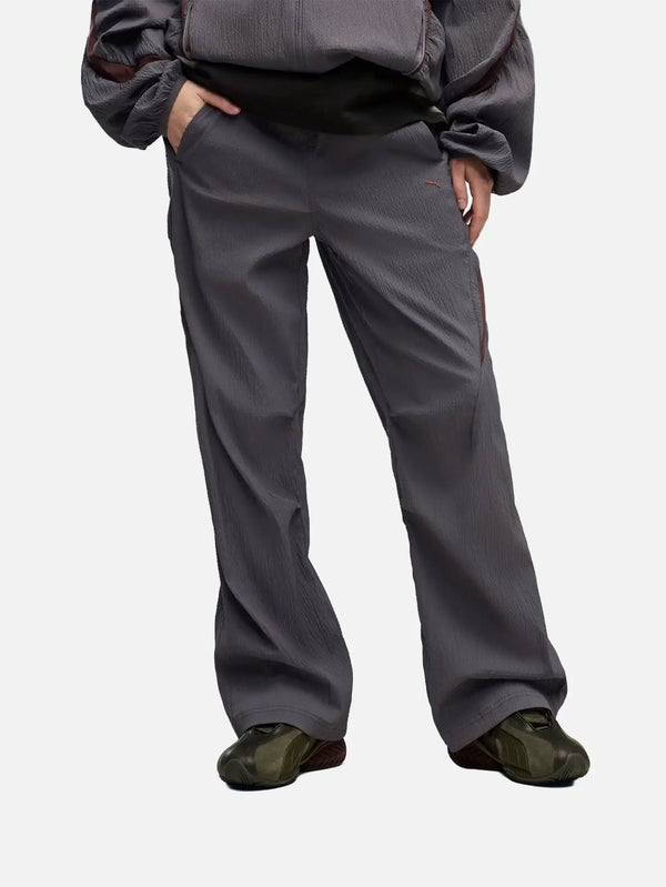 PUMA CLRT Track Pants – Moody Gray, önden görünüm (logo)