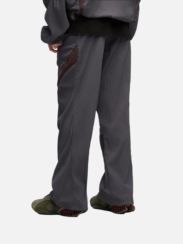 PUMA CLRT Track Pants - Moody Gray – yan görünüm, kahverengi yan panel detayları