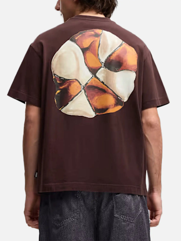 PUMA Art Class Tee III - Chocolate Fondue – arka görünüm, büyük mozaik desenli baskı
