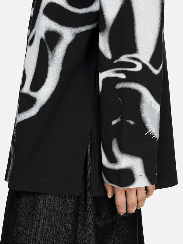 Y-3 Chito Graphic Long Sleeve T-Shirt – siyah, yakın çekim baskı detayı