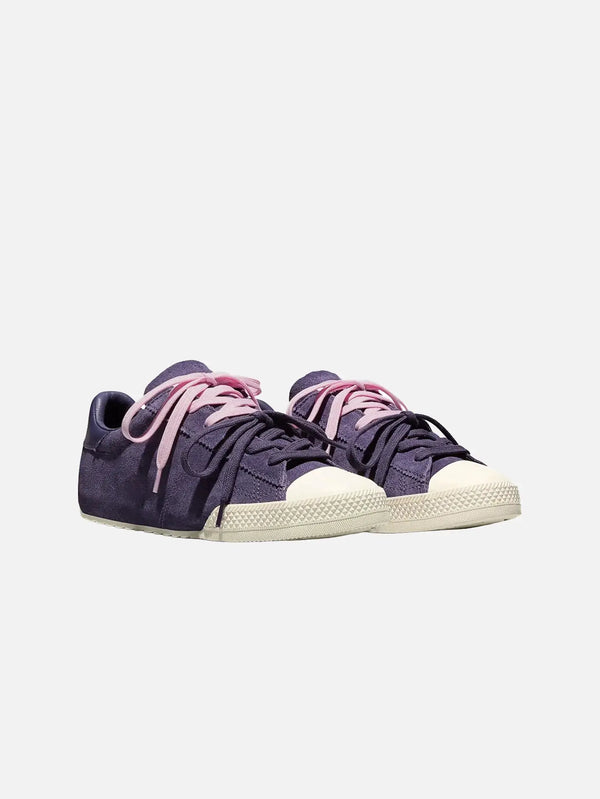 CONVERSE Chuck Taylor Lo Purple – mor, pembe bağcıklar, önden görünen çift ayakkabı