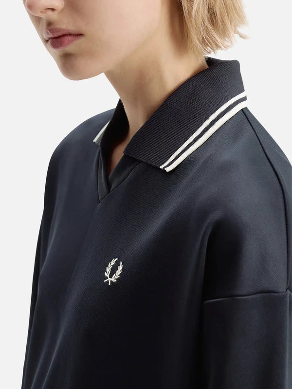 FRED PERRY Tipped Sweatshirt Dress - Navy – Navy, yakın çekim: yaka detayı ve gövde üzerindeki laurel logosu