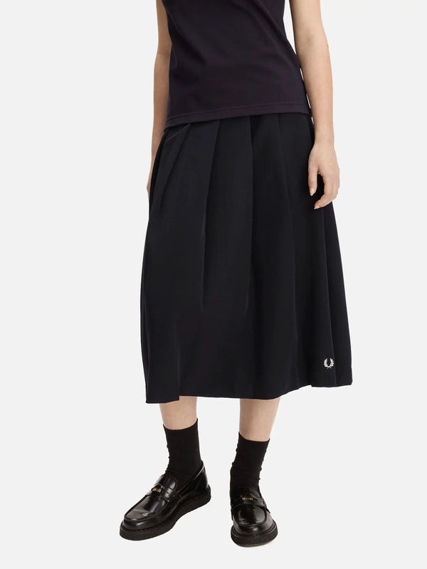 FRED PERRY Pleated Midi Skirt – siyah, yan görünüm, pileli etek, alt uçta laurel logosu