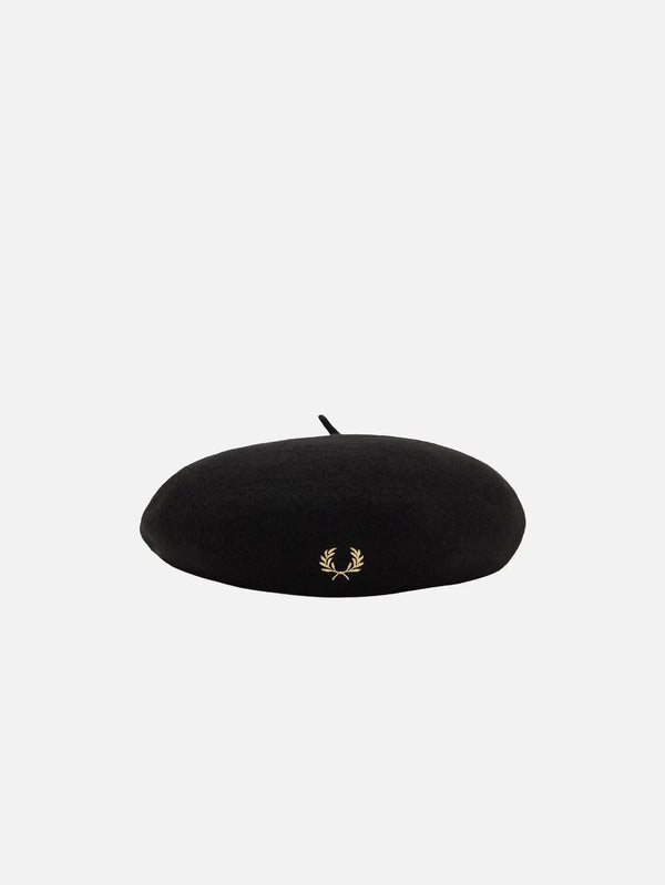 FRED PERRY Beret – Black/Champagne, ön görünümde altın renkli logo