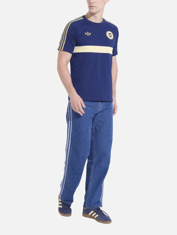 shopi go Fenerbahçe OG2 Tee - Dark Blue – model üzerinde, önden görünüm