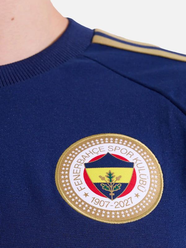 ADIDAS ORIGINALS Fenerbahçe OG2 Tee – Dark Blue, ön bölümde rozet yakın çekim