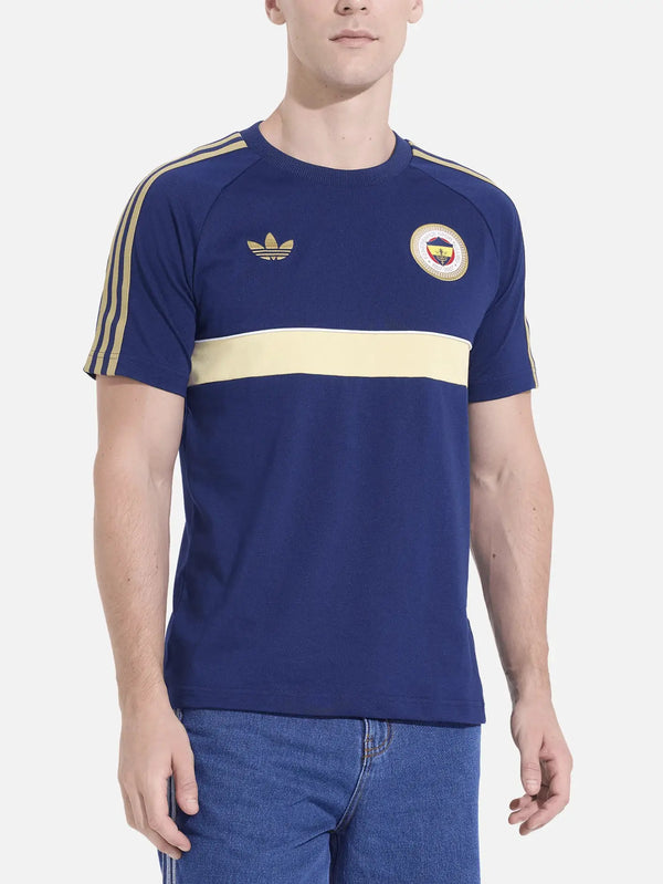 ADIDAS ORIGINALS Fenerbahçe OG2 Tee – Dark Blue, ön görünüm; altın Adidas trefoil ve göğüs rozet