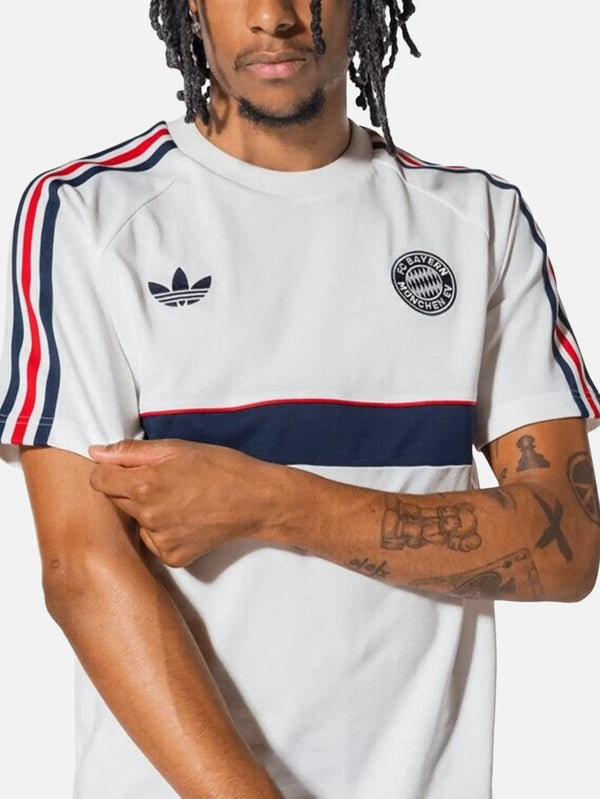 ADIDAS ORIGINALS Bayern Munich OG2 Tee – Core White, önden görünüm, trefoil logosu ve Bayern rozet.