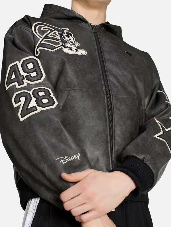 ADIDAS ORIGINALS Disney Mickey Mouse x adidas Jacket – siyah, önden yakın çekim; göğüs ve kol patch detayları