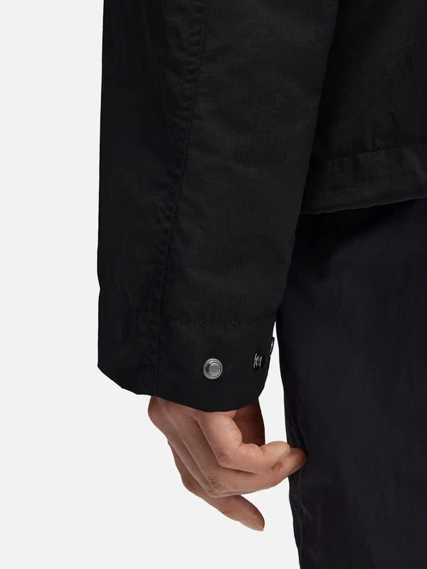 FRED PERRY Cropped Ripstop Parka – siyah, kol manşeti ve metal düğme detayları