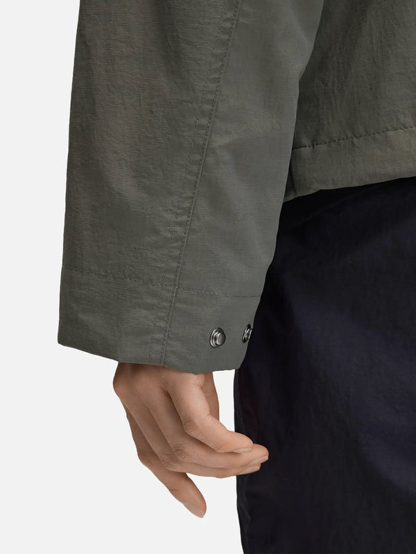 FRED PERRY Cropped Ripstop Parka – Field Green, yakın çekim manşet detayı